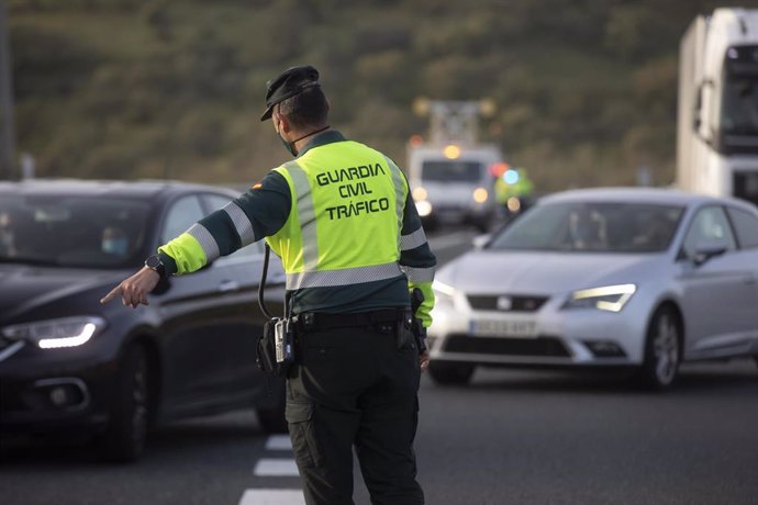 Archivo - Un agente de la Guardia Civil durante un control de movilidad 