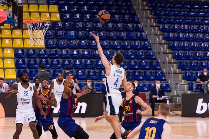 Kevin Pangos of Zenit St. Petersburgo shoot to basket during the Turkish Airlines EuroLeague PlayOffs game 2 match between FC Barcelona and Zenit St. Petersburgo at Palau Blaugrana on April 23, 2021 in Barcelona, Spain.