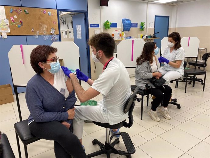 Archivo - El área de Ferrol retoma el miércoles 24 de marzo la vacunación con dosis de AstraZeneca en el Hospital Arquitecto Marcide.