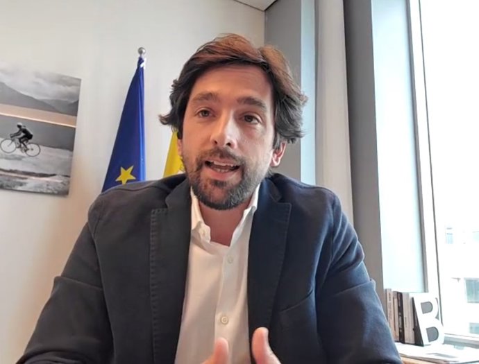 El president de la Comissió d'Afers Jurídics del Parlament Europeu i eurodiputat de Cs, Adrián Vázquez, en el webinari 'Digitalització en l'administració de justícia' de l'Icab i l'Oficina de l'Europarlament a Barcelona.