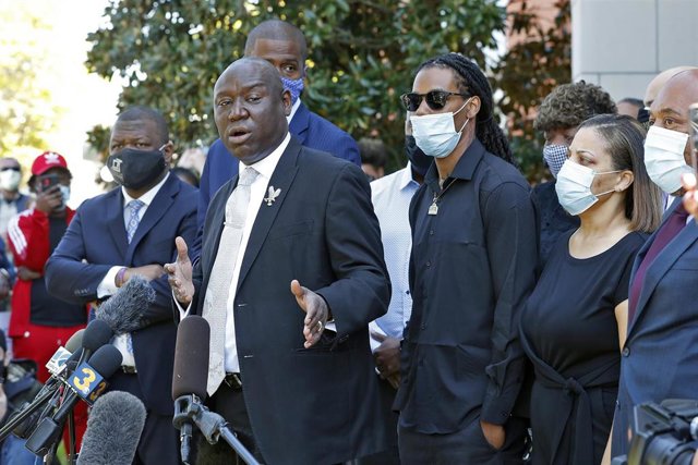 El fiscal Ben Crump junto a la familia de Andrew Brown Jr.