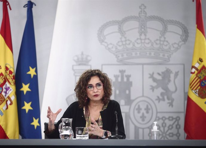La ministra de Hacienda, María Jesús Montero; interviene en una rueda de prensa posterior al Consejo de Ministros, a 27 de abril de 2021, en el Complejo de la Moncloa, Madrid, (España). 