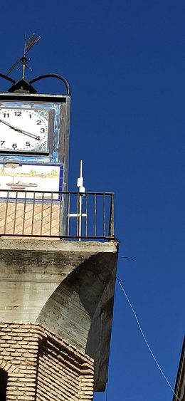 Antena de wifi en la calle Cervantes de Coria del Río