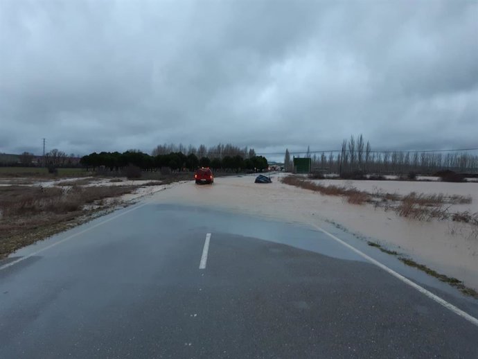 Archivo - Imagen de archivo de una carretera inundada por el desbordamiento de un río