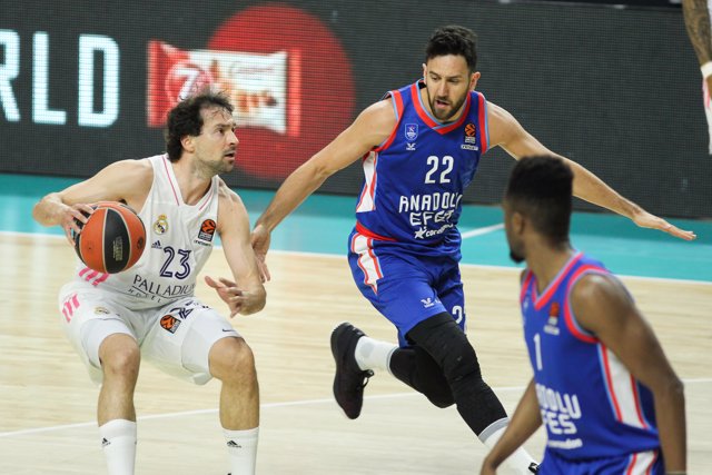 Sergio Llull Melia of Real Madrid Baloncesto and Vasilje Micic of Anadolu Efes in action during the 2020/2021 Turkish Airlines Euroleague Play Off Game 3 between Real Madrid and Anadolu Efes Istanbul at WiZink Center on April 27, 2021 in Madrid, Spain.
