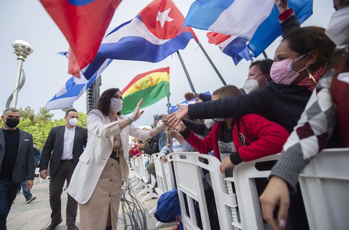 El exportavoz de Ciudadanos en las Cortes Valencianas, Toni Cantó y la presidenta de la Comunidad de Madrid y candidata a la reelección, Isabel Díaz Ayuso saludan al público a su llegada a un acto de campaña del partido en la Plaza de la Comunidad de Ma