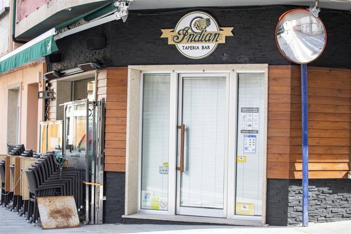 Un bar cerrado en O Grove, el día en que entró en vigor el cierre perimetral del municipio