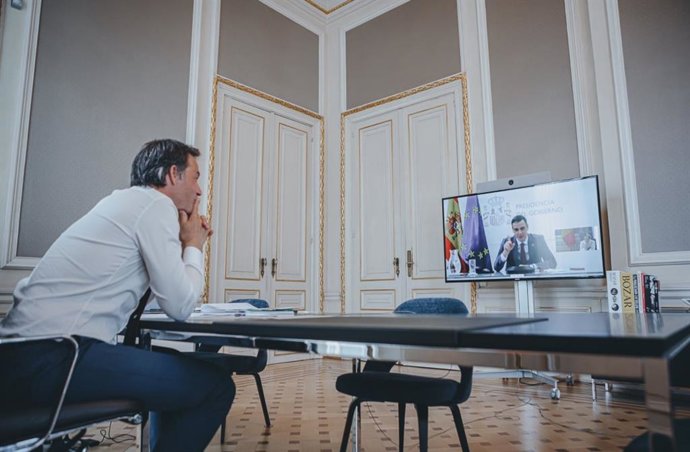 El presidente del Gobierno, Pedro Sánchez, y el primer ministro de Bélgica, Alexander De Croo, en un encuentro virtual.