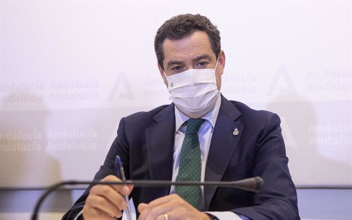 El presidente de la Junta, Juanma Moreno (c), preside la reunión del Consejo Asesor de Alertas de Salud Pública de Alto Impacto. En el Palacio de San Telmo, (Sevilla, Andalucía, España), a 27 de abril de 2021.