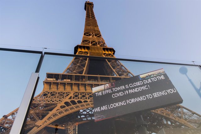 La Torre Eiffel de París con un cartel de cerrado por la pandemia del coronavirus.