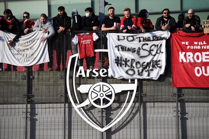 23 April 2021, United Kingdom, London: Fans protest against Arsenal owner Stan Kroenke before the start of the English Premier League soccer match between Arsenal and Everton at the Emirates Stadium. Photo: Kirsty O'connor/PA Wire/dpa