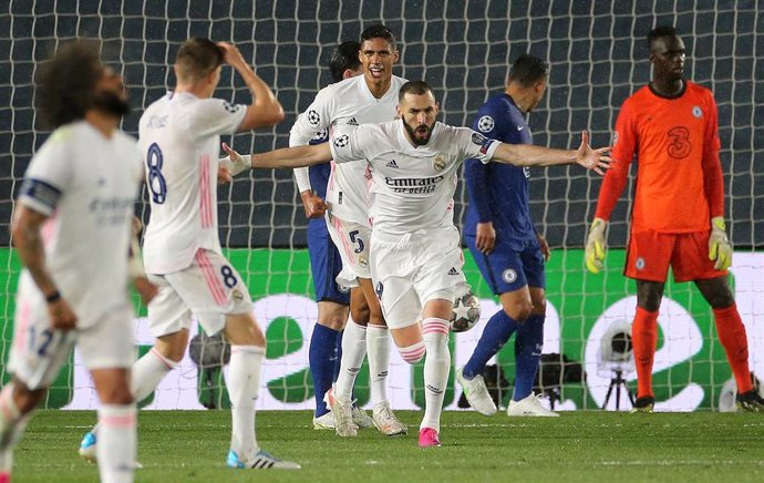 Karim Benzema celebra el 1-1 en el Real Madrid-Chelsea de ida de las semifinales de la Liga de Campeones 2020-2021
