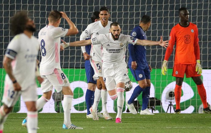 27 April 2021, Spain, Madrid: Real Madrid's Karim Benzema (C) celebrates scoring his side's first goal during the UEFA Champions League Semi Final first leg soccer match between Real Madrid and Chelsea at the Estadio Alfredo Di Stefano. Photo: Isabel In