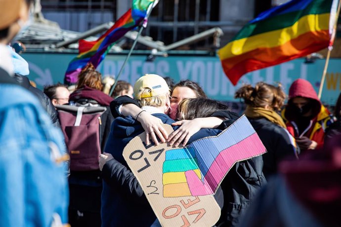 Manifestación en Bruselas, Bélgica, en contra de los ataques a la comunidad LGTBI