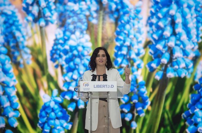 La presidenta de la Comunidad de Madrid y candidata a la reelección, Isabel Díaz Ayuso, durante un acto de campaña del partido en la Plaza de la Comunidad de Madrid de Leganés, a 27 de abril de 2021, en Madrid (España). La candidata del Partido Popular 