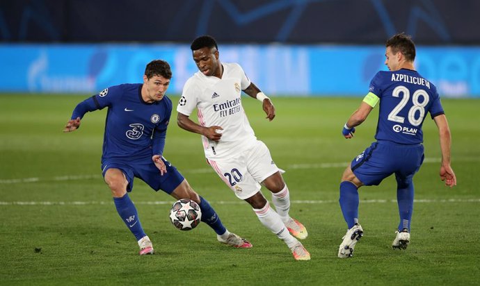 27 April 2021, Spain, Madrid: Real Madrid's Jose Vinicius Junior (C) battles for the ball with Chelsea's Andreas Christensen (L) and Cesar Azpilicueta during the UEFA Champions League Semi Final first leg soccer match between Real Madrid and Chelsea at 