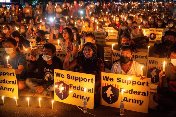 02 April 2021, Myanmar, Yangon: Demonstrators hold lit candles and placards during a protest against the military coup and the detention of civilian leaders. Photo: Theint Mon Soe/SOPA Images via ZUMA Wire/dpa