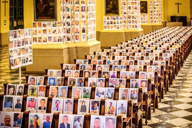 Archivo - Fotografías de algunas de las víctimas del coronavirus en la catedral de Lima (Perú)