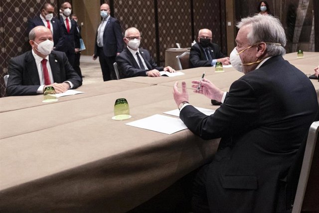 El secretario general de la ONU, Antonio Guterres, se reúne con el presidente turcochipriota, Ersin Tatar, durante la reunión informal de la ONU 5+1 sobre Chipre