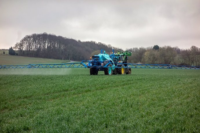 Archivo - Tractor, agricultura, pesticida, fertilizante.