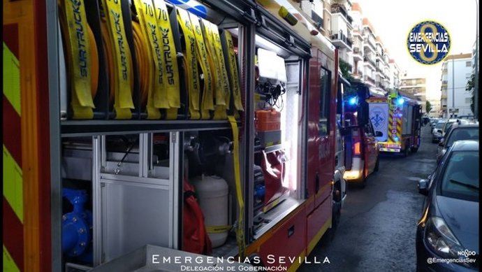 Arden cinco vehículos en Sevilla en el incendio de un garaje de un bloque de viviendas en carretera de Carmona