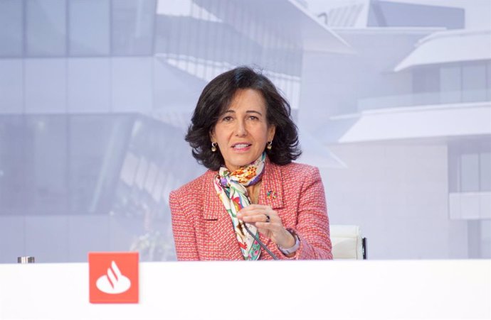Archivo - Arxivo - La presidenta de Banc Santander, Ana Botí, durant la junta general d'accionistes de 2021.