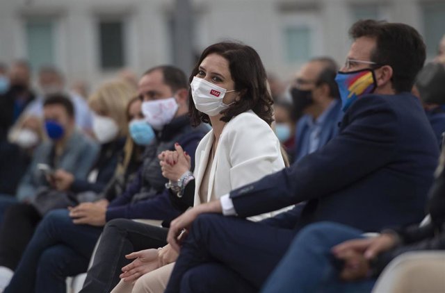 La presidenta de la Comunidad de Madrid y candidata a la reelección, Isabel Díaz Ayuso, durante un acto de campaña del partido en la Plaza de la Comunidad de Madrid de Leganés, a 27 de abril de 2021, en Madrid (España). 