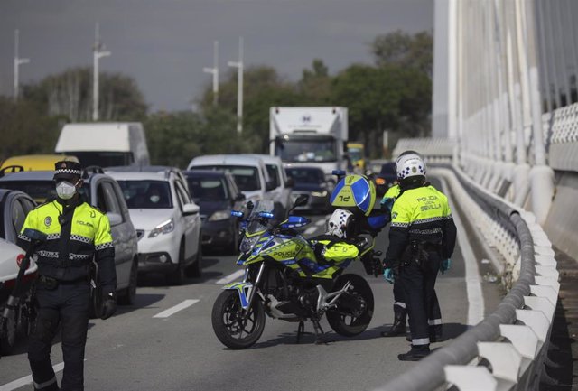 Archivo - Agentes de la Policía Municipal de Sevilla efectúan controles de tráfico y circulación urbanos en las inmediaciones del Puente del Alamillo en una foto de archivo durante el primer estado de alarma por la pandemia de Covid-19.