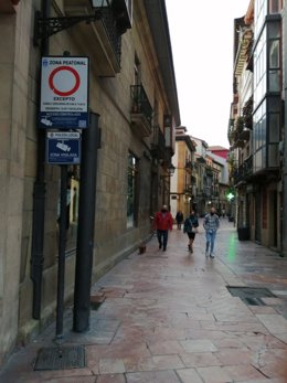 Señal de zona peatonal en Oviedo