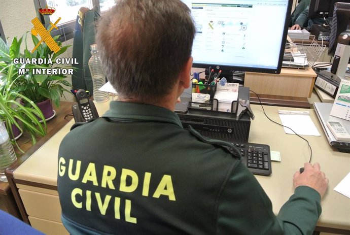 Archivo - Guardia Civil investiga con ordenador, en una imagen de archivo