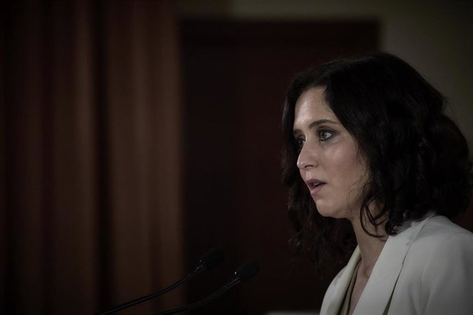 La presidenta de la Comunidad de Madrid y candidata del PP a la reelección, Isabel Díaz Ayuso, interviene en una rueda de prensa en el Colegio concertado Padre Manyanet, a 27 de abril de 2021, Alcobendas, Madrid, (España). 