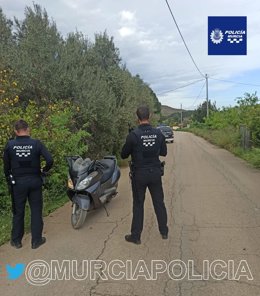Los agentes, con el vehículo interceptado