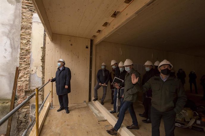 Visita de la Comisión de urbanismo a las obras de reconstrucción de un edificio de la Calle Descalzos 33-35, en Pamplona.
