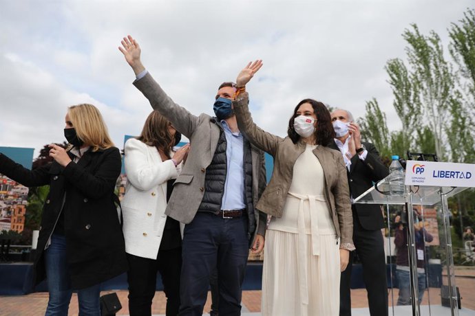 (E-D) La secretria general del PP de Madrid, Ana Camins; el president del PP, Pablo Casado; la presidenta de la Comunitat de Madrid i candidata a la reelecció, Isabel Díaz Ayuso.