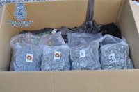 Interceptada en Vélez-Málaga una furgoneta de mudanza con 24 kilos de cogollos de marihuana