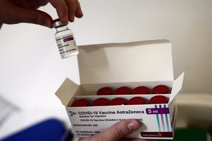 Archivo - Una persona recibe la primera dosis de la vacuna de AstraZeneca contra la COVID-19 en Bilbao, Euskadi 