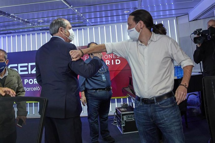 El candidato del PSOE, Ángel Gabilondo; y el candidato de Unidas Podemos a la Presidencia de la Comunidad de Madrid, Pablo Iglesias; se saludan con el brazo minutos antes del debate organizado en la Ser