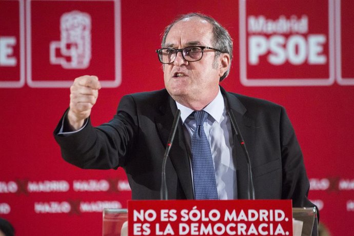 El candidato socialista a la Presidencia de la Comunidad de Madrid, Ángel Gabilondo, durante un acto electoral en Fuenlabrada (Madrid), a 26 de abril de 2021, en Madrid (España). Este es el primer acto electoral al que acude la ministra tras recibir un 