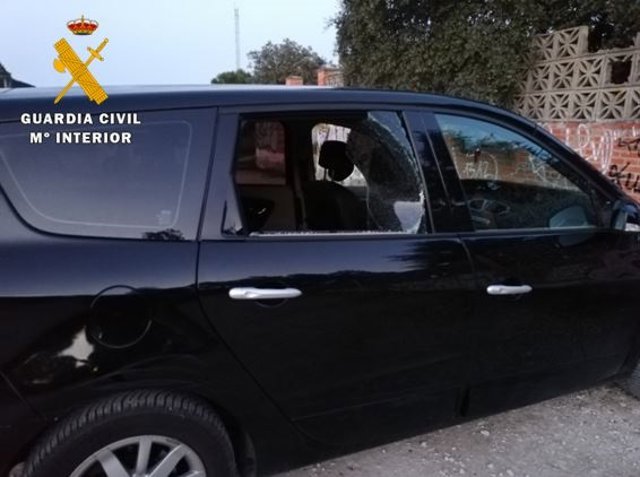 Imagen de uno de los vehículos con la luna fracturada.