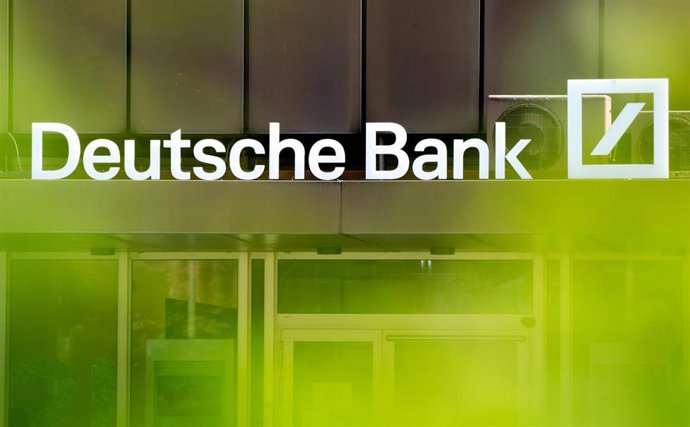 24 April 2021, Lower Saxony, Oldenburg: The Deutsche Bank logo is pictured on a branch in Oldenburg. Deutsche Bank posted its best quarterly figures in seven years, booking pre-tax profits for the first quarter at 1.6 billion euros (1.9 billion dollars)
