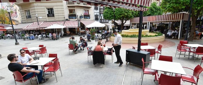 La Región de Murcia accede a la nueva normalidad. Imagen de una terraza en la Plaza de las Flores