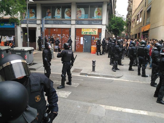 Archivo - Mossos a las puertas del 'Banc Expropiat' (ARCHIVO)