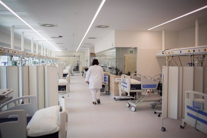 Una enfermera en el nuevo espacio polivalente del Hospital Moiss Broggi, a 20 de abril de 2021, en Sant Joan Despí, Barcelona, Catalunya (España). Este nuevo edificio se ha construido en la parte posterior del hospital y supera los 4.000 metros cuadrad