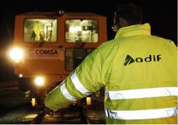 Archivo - Adif realiza trabajos de mantenimiento nocturno en la línea de cercanías C-5