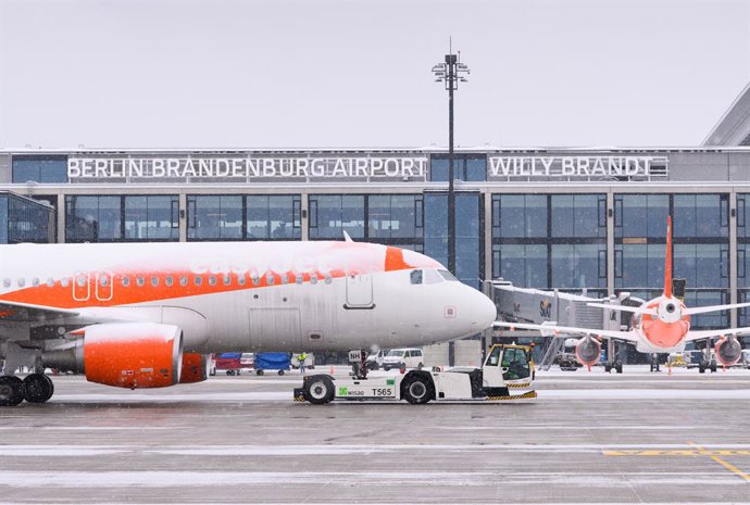 Archivo - 09 February 2021, Brandenburg, Schoenefeld: A frost-covered easyJet Airbus palne taxes near the gateof the at the Berlin Brandenburg Airport. Photo: Soeren Stache/dpa-Zentralbild/dpa