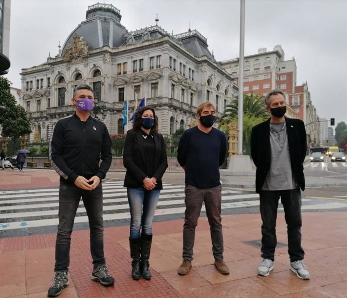Diputados de Podemos con el Parlamento al fondo.