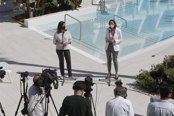 Archivo - (I-D) La presidenta balear, Francina Armengol, y la ministra de Industria, Comercio y Turismo, Reyes Maroto, ofrecen una rueda de prensa tras participar en una reunión con representantes del sector turístico balear, en Palma el pasado 25 de ma