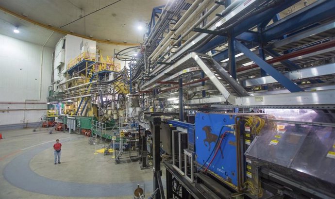 El Salón Experimental A del Laboratorio Jefferson es una de las cuatro áreas de investigación de física nuclear en la Instalación del Acelerador de Haz de Electrones Continuos del laboratorio.
