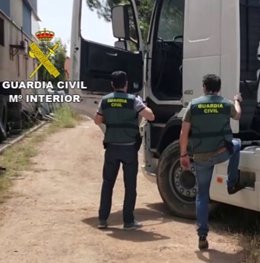 Agentes de la Guardia Civil interceptan un camión con la mercancia de frutos secos