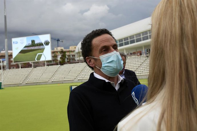 Edmundo Bal visita el Estadio de Vallehermoso